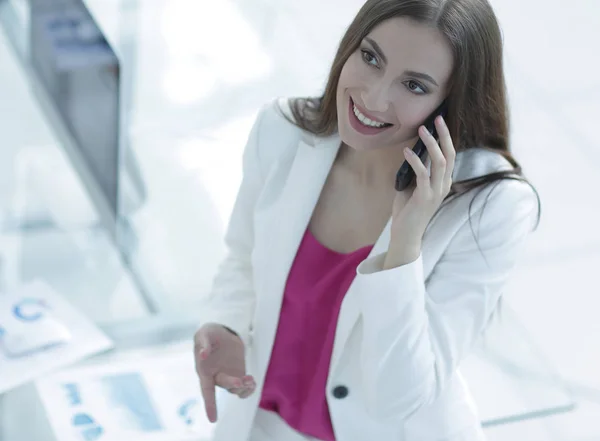 Mujer Gerente hablando por teléfono — Foto de Stock