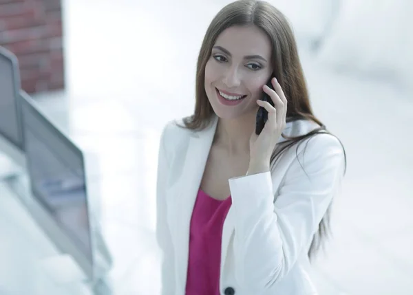 Señora de los negocios hablando en smartphone — Foto de Stock