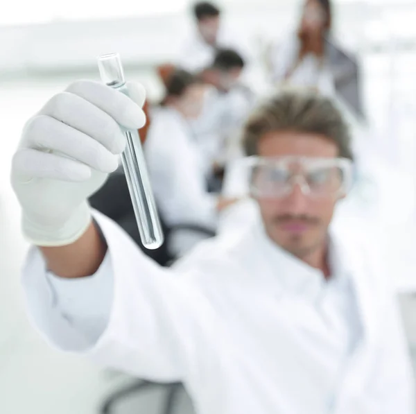 Tubo com reagentes em laboratório de fundo desfocado. — Fotografia de Stock