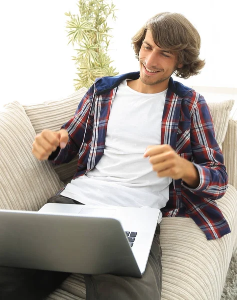 Joven feliz mirando la pantalla del ordenador portátil — Foto de Stock