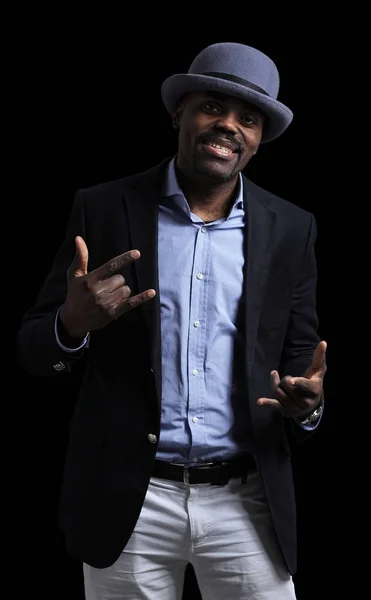 Imagen del hombre africano guapo con sombrero posando en el estudio . —  Fotos de Stock