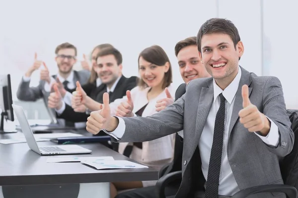 Equipe de negócios bem sucedida mostrando polegares para cima — Fotografia de Stock