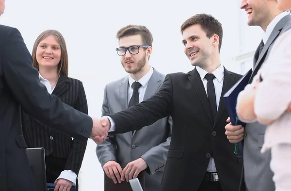 Kézfogás üzleti partnerei üzleti találkozó előtt — Stock Fotó