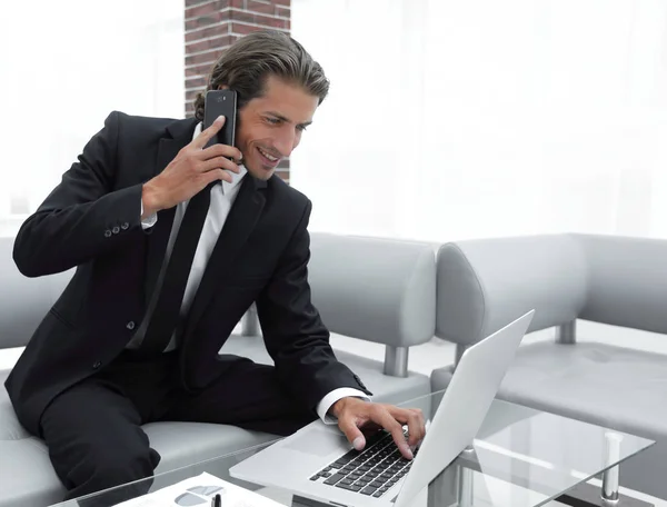 Homme d'affaires confiant dans son bureau . — Photo