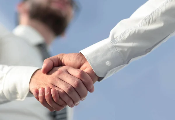Крупним планом фото рукостискання двох успішних підприємців — стокове фото
