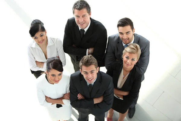 Vista de cima. equipe de negócios de sucesso olhando para a câmera . — Fotografia de Stock