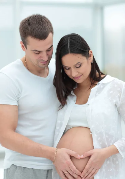 Belle femme enceinte et son beau mari — Photo