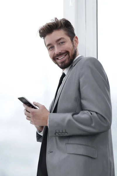 Homem elegante de terno está lendo informações no telefone — Fotografia de Stock