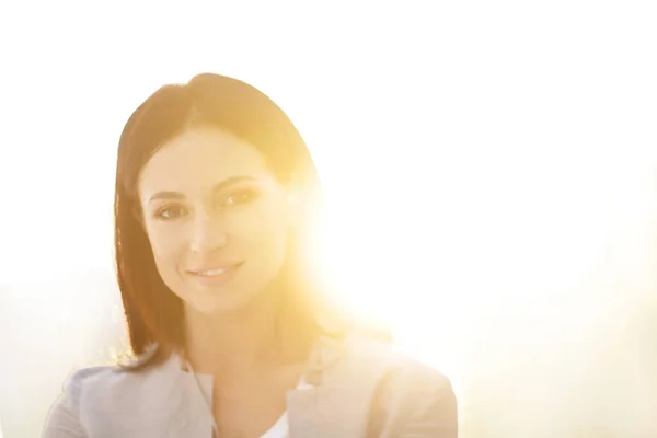 Primer plano. El rostro de una joven feliz . — Foto de Stock