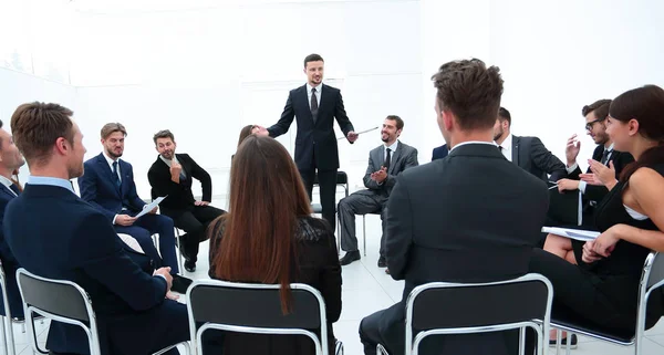 Coach lidera la sesión con el equipo de negocios . — Foto de Stock