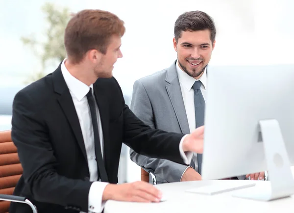 Empleados están hablando sentado detrás de un escritorio — Foto de Stock