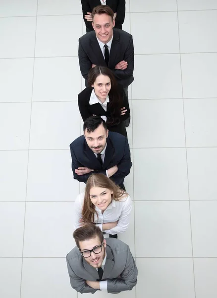 Equipe de negócios em pé em uma coluna sobre um fundo branco — Fotografia de Stock