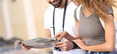 Bir çifti mutlu genç turistler yaz aylarında gezi