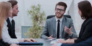 İş ve ofis kavramı - gülümseyen iş çalışma