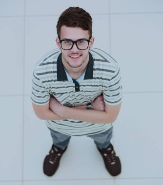 Gözlüklü genç gülümseyen biri yukarıdan görüntülemek