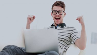 adam kanepede dizüstü bilgisayar ile rahatlatıcı