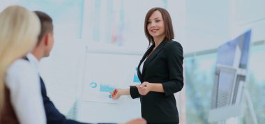 Onu meslektaşları tanıtımı sırasında soru soran iş kadını