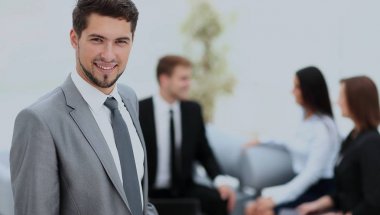 İş ekibi planlarını tartışıyor.