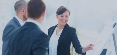 Executive işkadını meslektaşları toplantısında onun fikir sunmak portresi. Takım çalışması.
