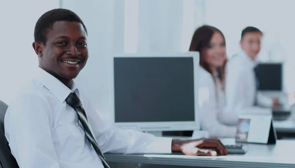 Portret szczęśliwy afro-amerykański biznesmen z kolegami wo — Zdjęcie stockowe