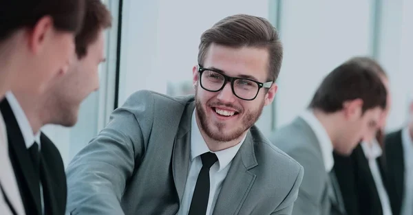 Primer plano de un gerente exitoso está sentado en el vestíbulo en el b — Foto de Stock