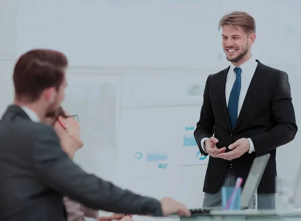 Exitosa presentación comercial de un hombre en la oficina — Foto de Stock