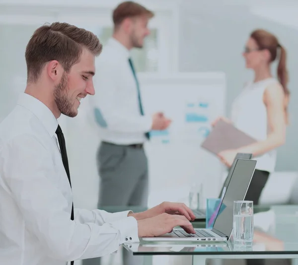 Primeros planos foto jóvenes gerentes de negocios que trabajan con la nueva startup — Foto de Stock