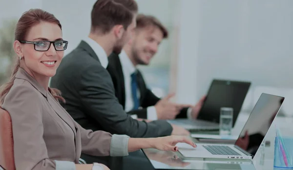 Hermosa mujer de negocios moderna trabajando con sus colegas en — Foto de Stock