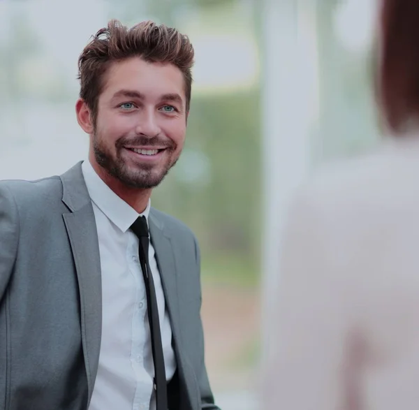 Felice giovane uomo d'affari che lavora in ufficio moderno — Foto Stock