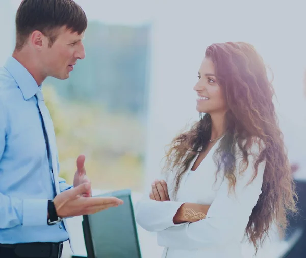 Business - bijeenkomst in de Raad, twee managers bespreken een docu — Stockfoto