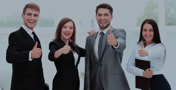 Pessoas de negócios bem sucedidas que parecem felizes e confiantes — Fotografia de Stock