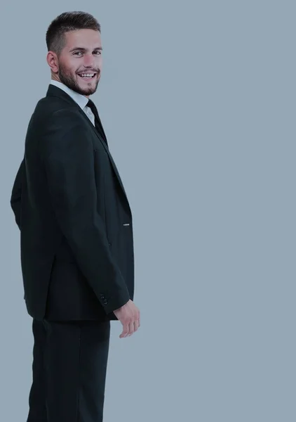 Comprimento total sorrindo homem de negócios olhando para a câmera e de pé — Fotografia de Stock