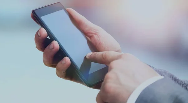 Man hand hålla telefonen — Stockfoto