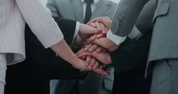 Concepto de éxito del equipo: equipo de negocios de pie con la mano doblada — Foto de Stock