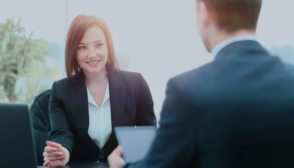 Hermosa joven empresaria realizando una entrevista de trabajo sentada en su escritorio — Foto de Stock