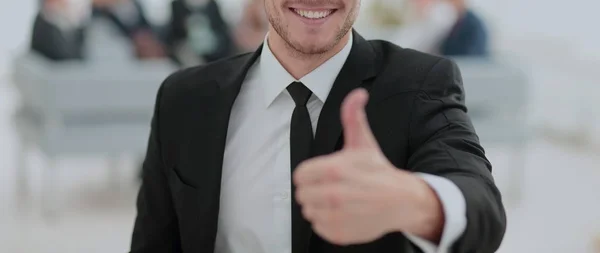 Retrato de homem de negócios feliz com colegas interagindo em ba — Fotografia de Stock