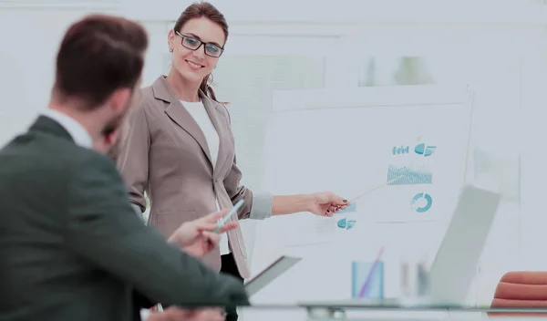 Femme d'affaires prospère en costume au bureau dirigeant un groupe — Photo