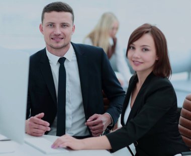 İş adamları iş başında. Resmi kıyafeti looki iki iş adamları