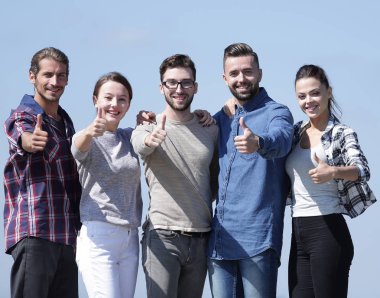 bir grup genç insan başparmak gösterilmesini