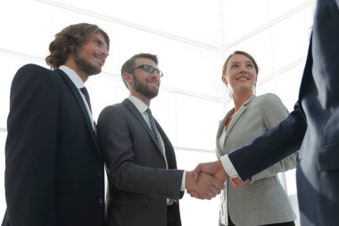 iyi bir anlaşma sonra iş insanlar el sıkışma.