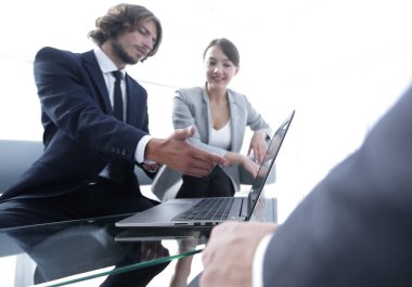 Masa başında iş ekibi