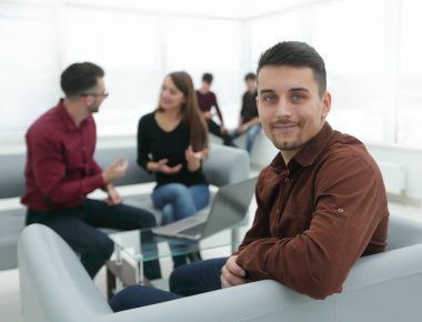 İşletme takımının arka planında çalışan