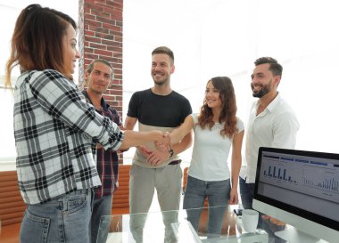 el sıkışma genç tasarımcı ve istemci