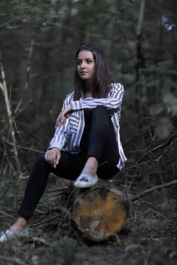 bir oturum açma oturan güzel genç kadın