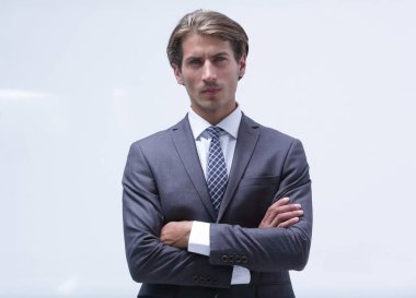 Kravatını düzelten düşünceli bir iş adamı..