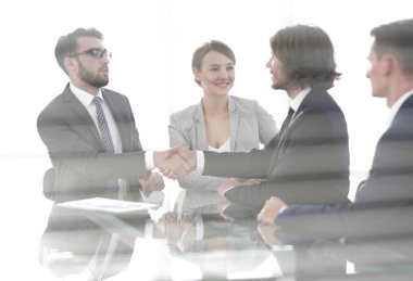 iş ortakları glass.handshake arkasından