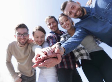 Üniversite öğrencileri ekip çalışması el kavramı istifleme