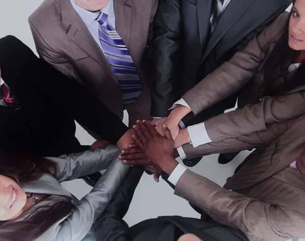 Groep van mensen uit het bedrijfsleven zetten hun handen op de top van elke othe — Stockfoto