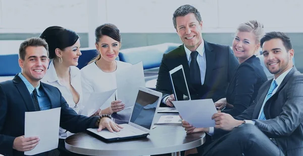 Grupo de empresarios felices en una reunión en la oficina —  Fotos de Stock