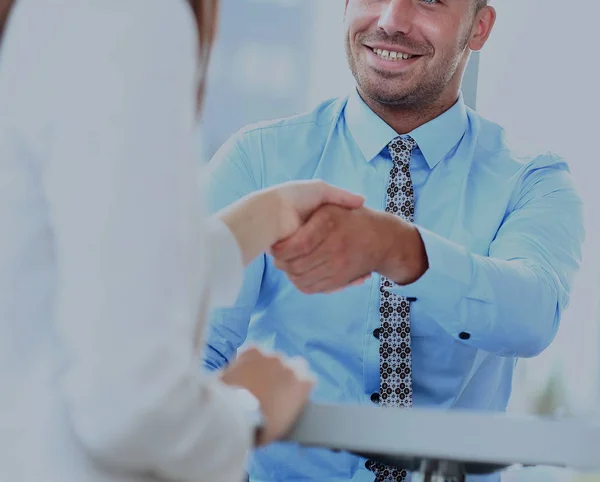 Empresário apertando as mãos para selar um acordo com seu parceiro — Fotografia de Stock